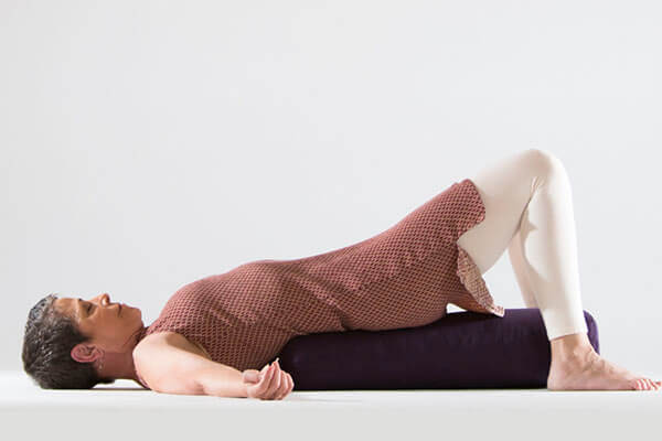 posturas yoga restaurativo con mantas